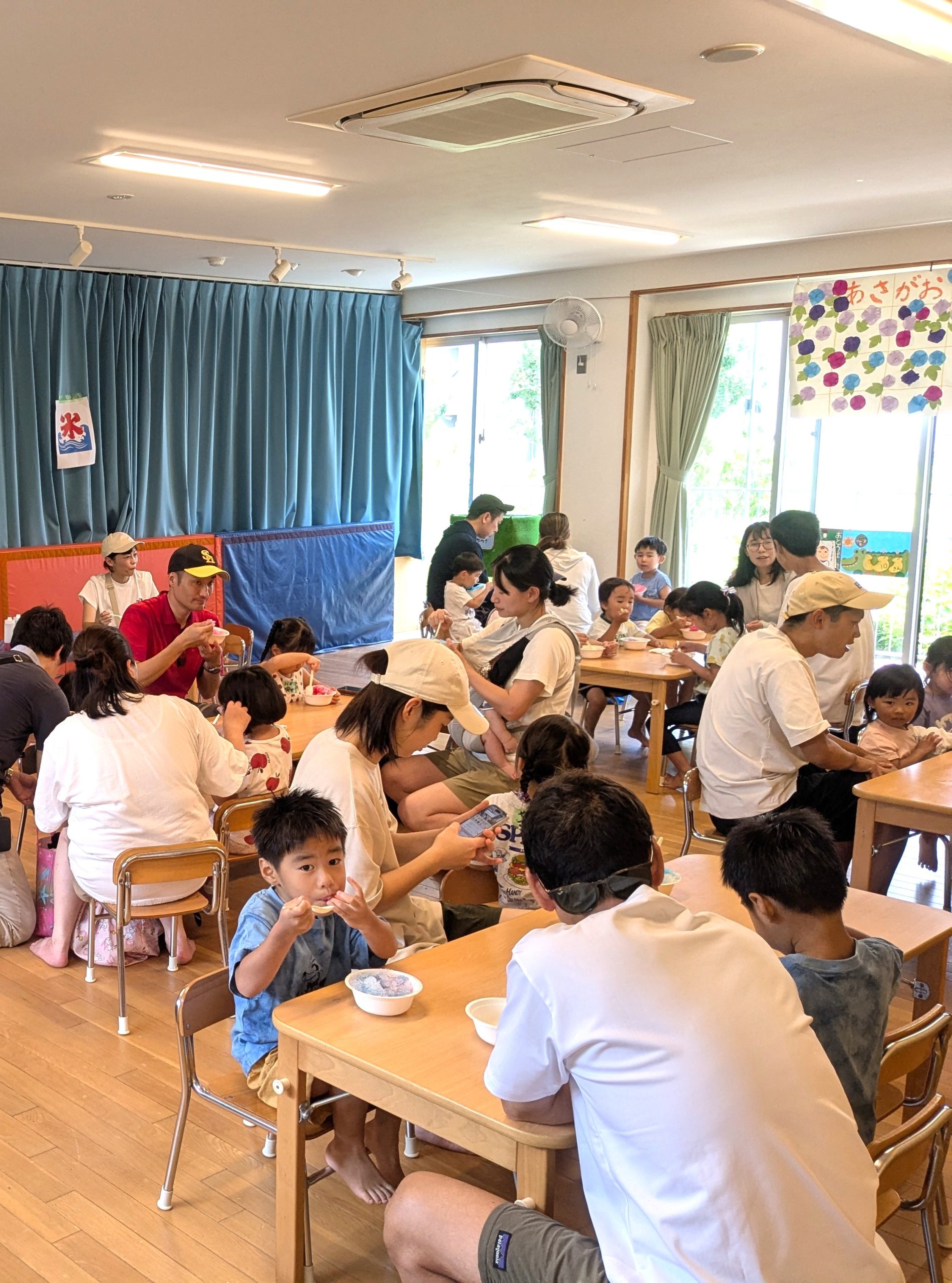 かき氷を食べる親子の様子