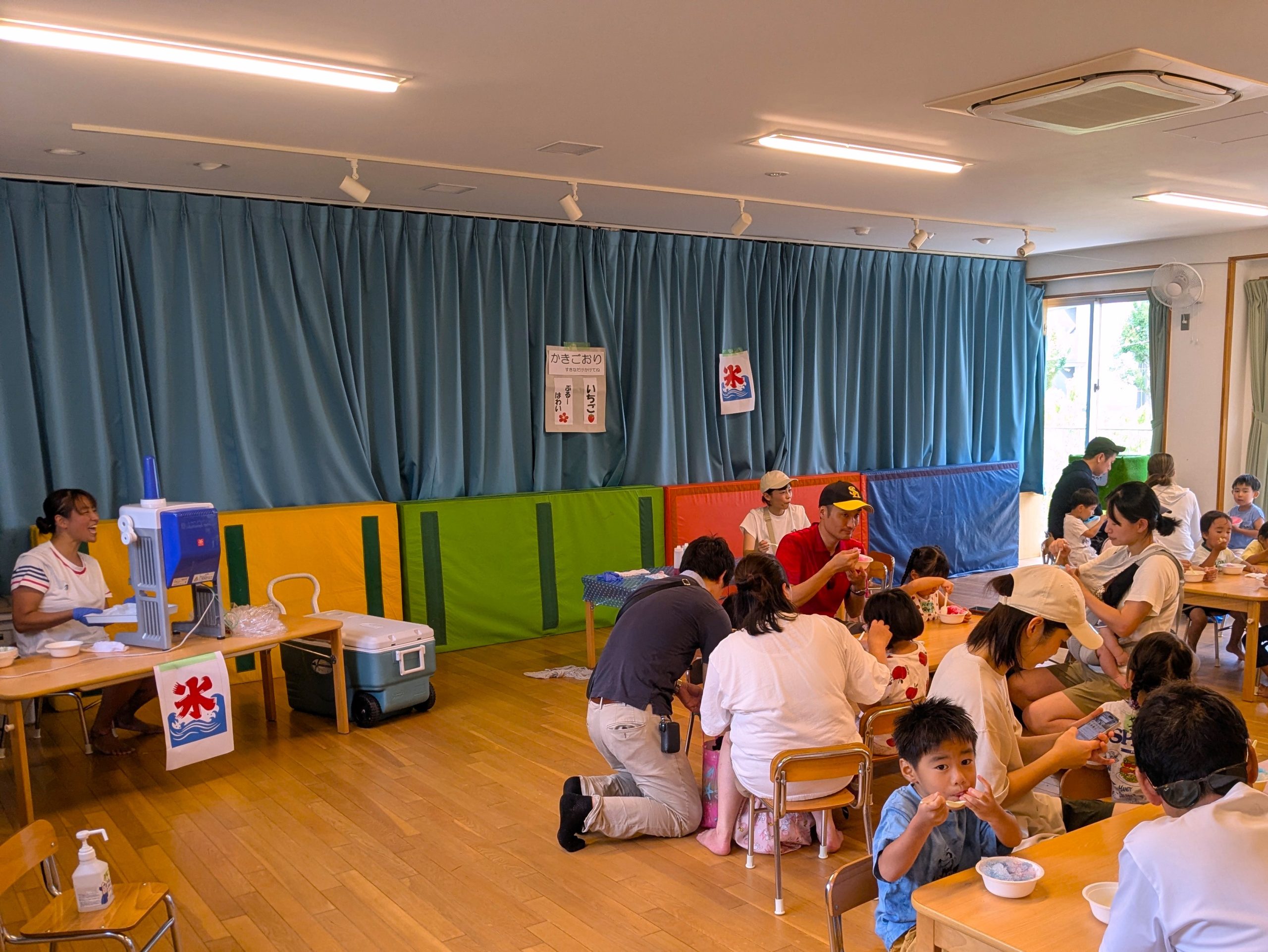 かき氷コーナーと、かき氷を食べる親子の様子