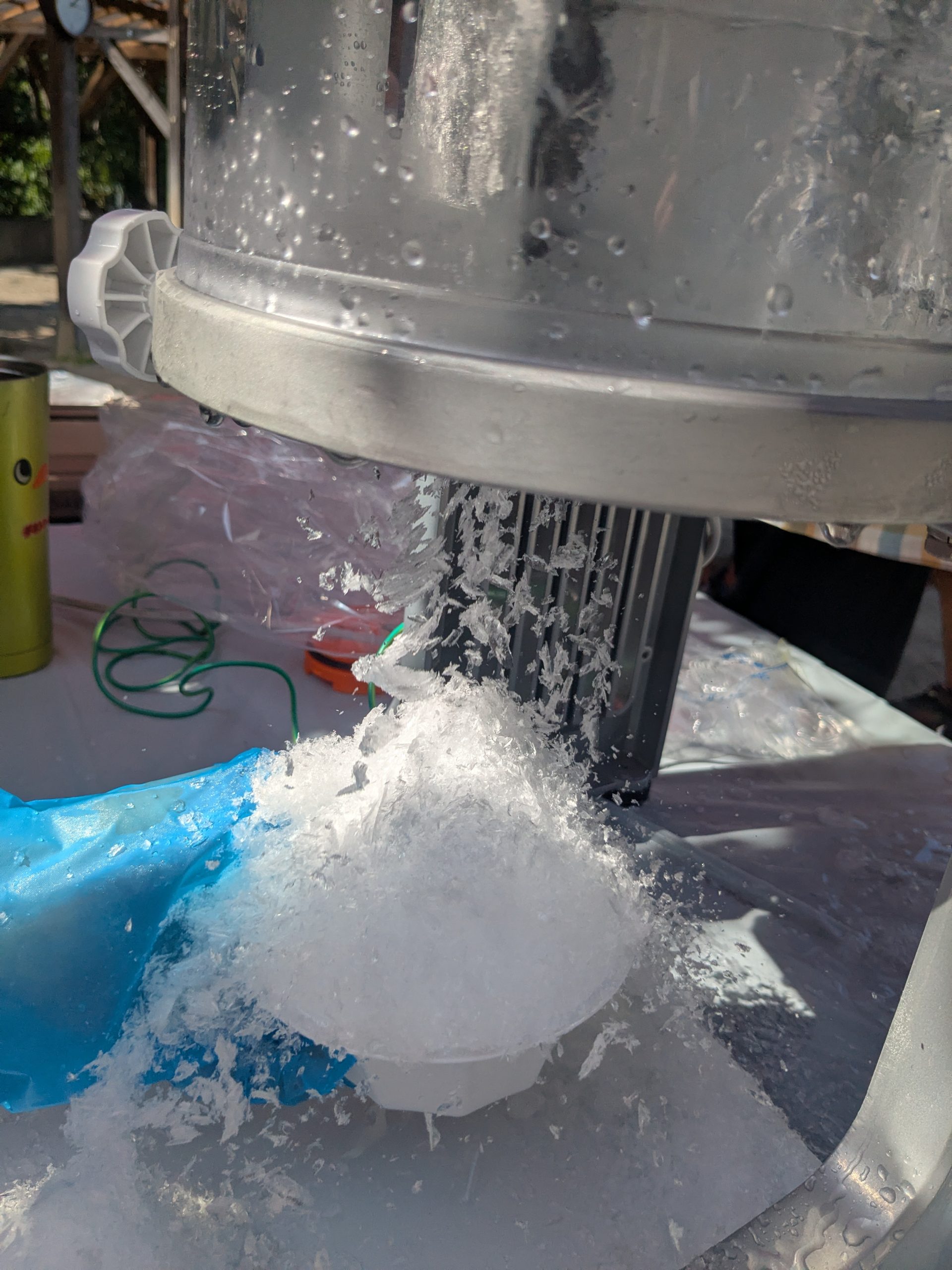 かき氷機でかき氷を削る様子