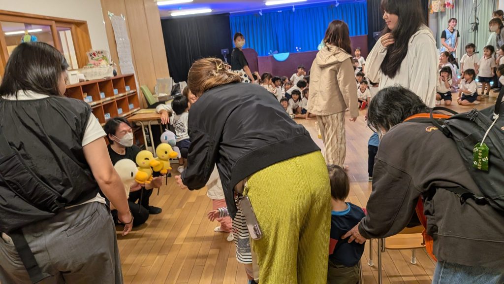 保護者と一緒に人形劇団の出演者と人形たちに挨拶にいく子どもたち